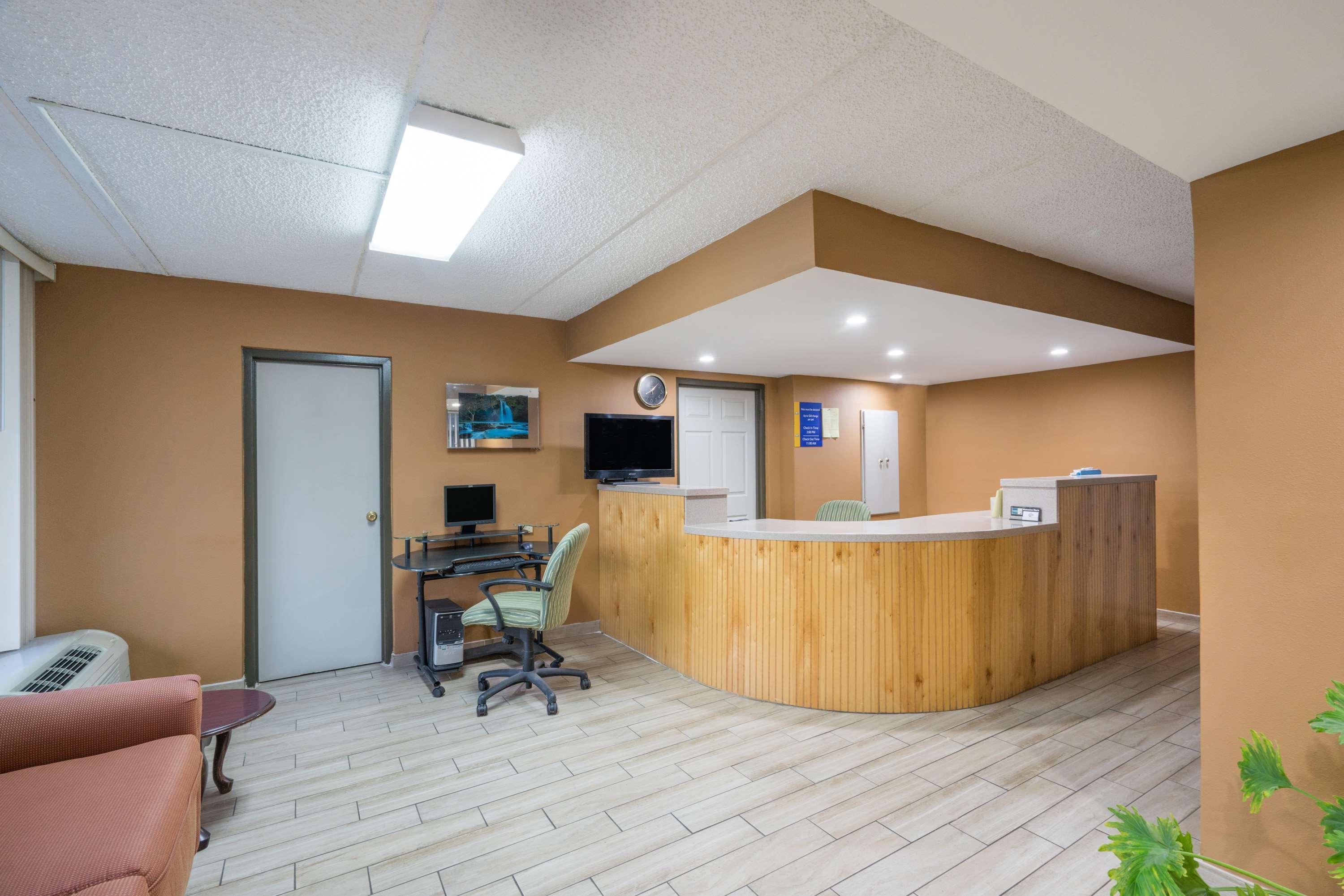 Days Inn By Wyndham Hurricane Mills Εξωτερικό φωτογραφία