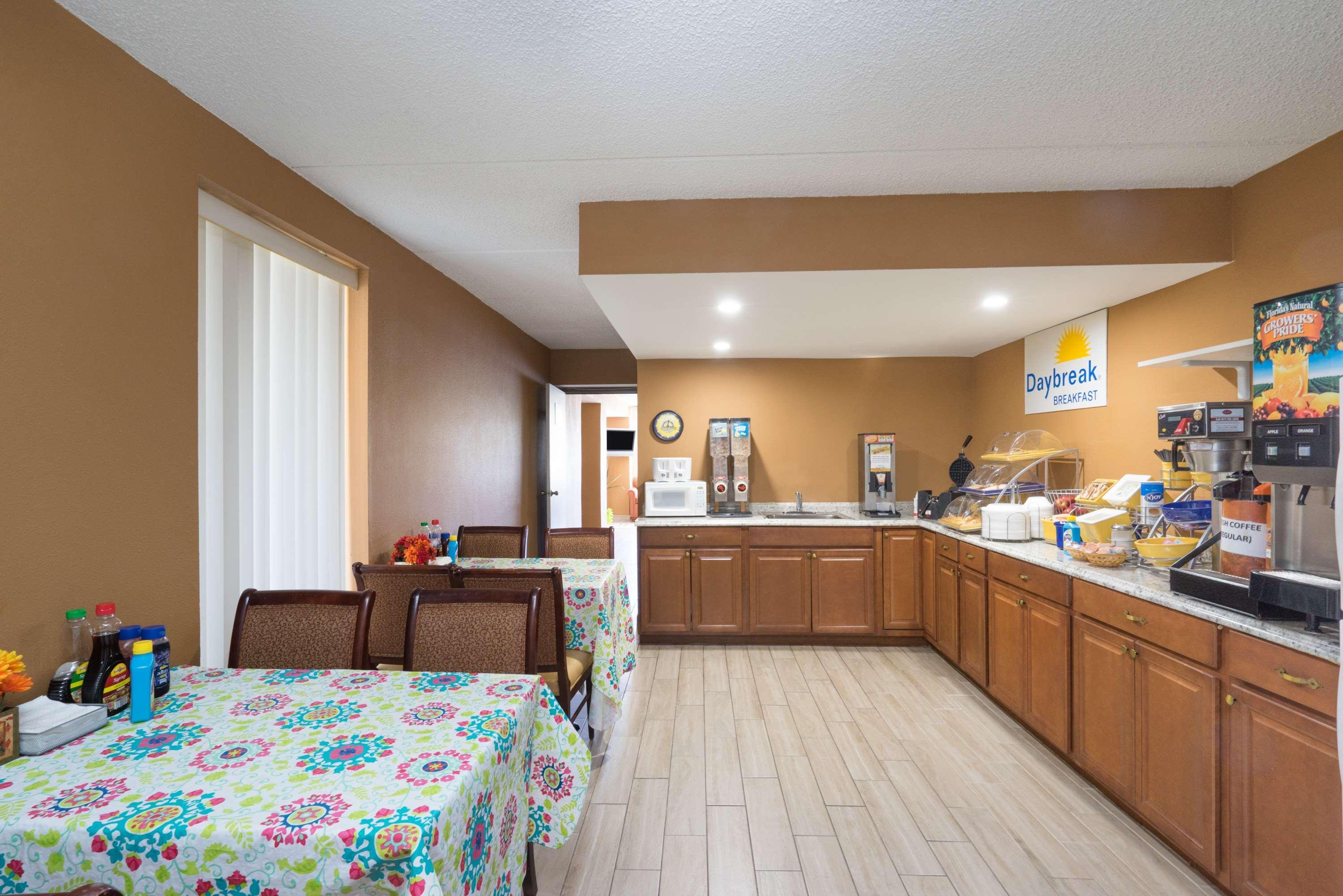 Days Inn By Wyndham Hurricane Mills Εξωτερικό φωτογραφία