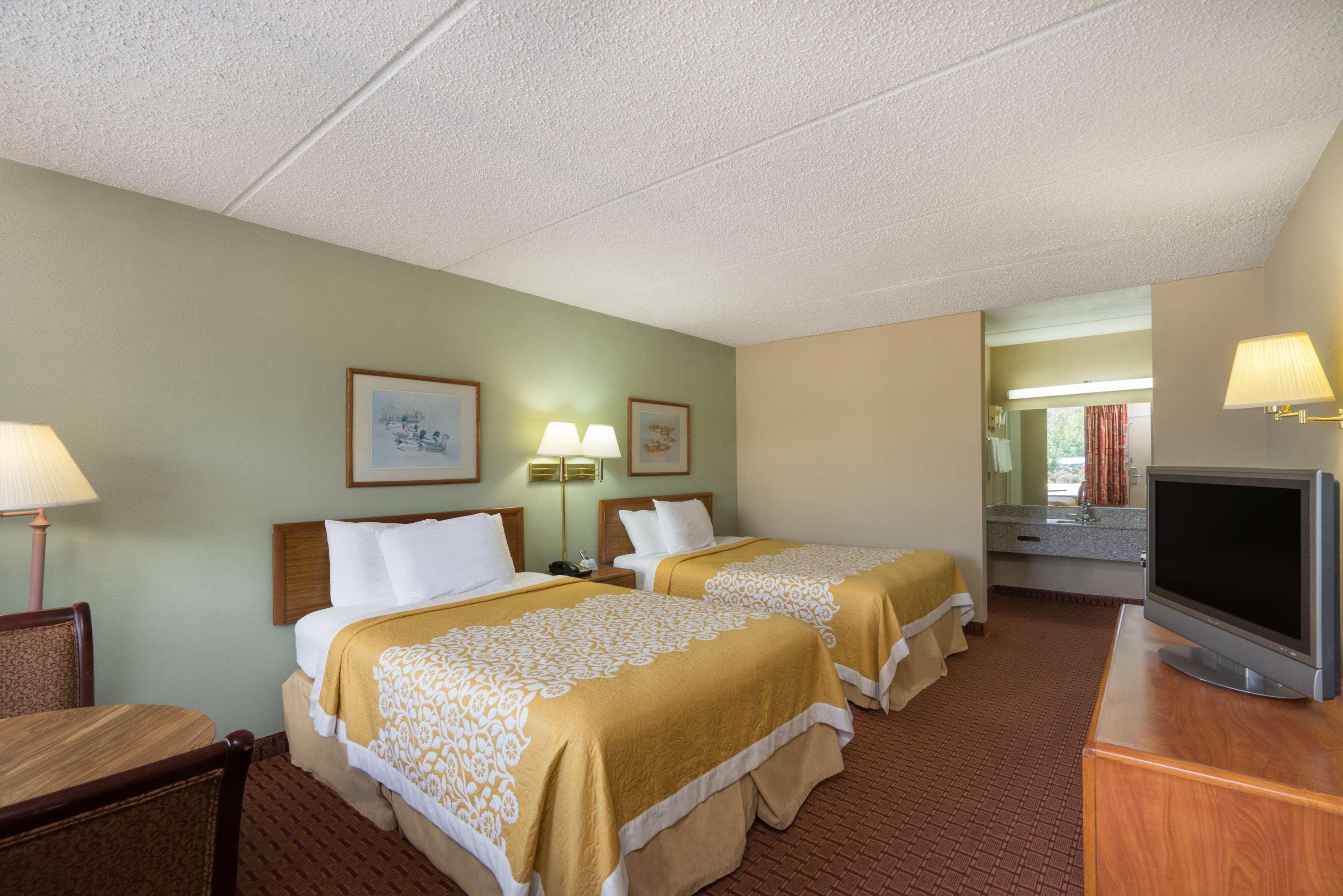 Days Inn By Wyndham Hurricane Mills Εξωτερικό φωτογραφία
