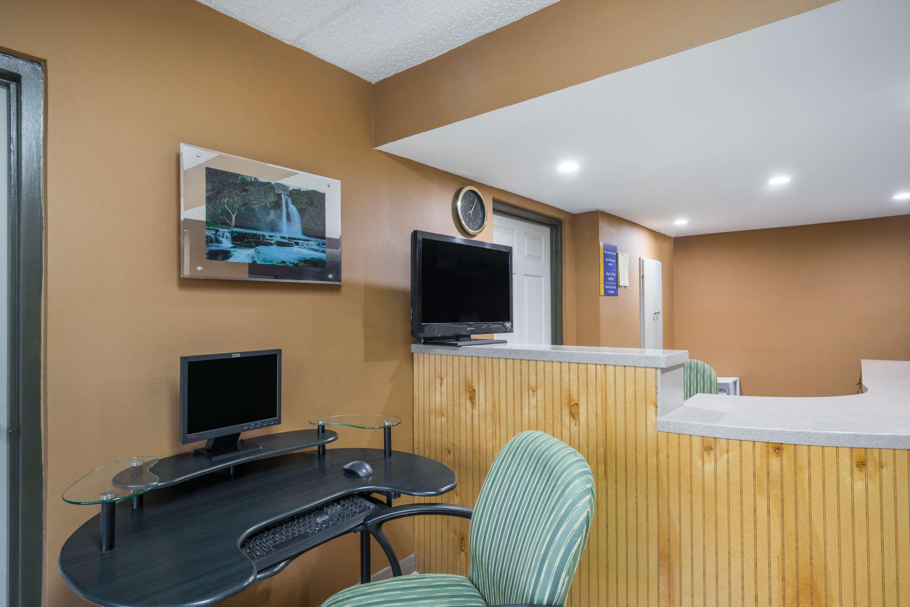 Days Inn By Wyndham Hurricane Mills Εξωτερικό φωτογραφία