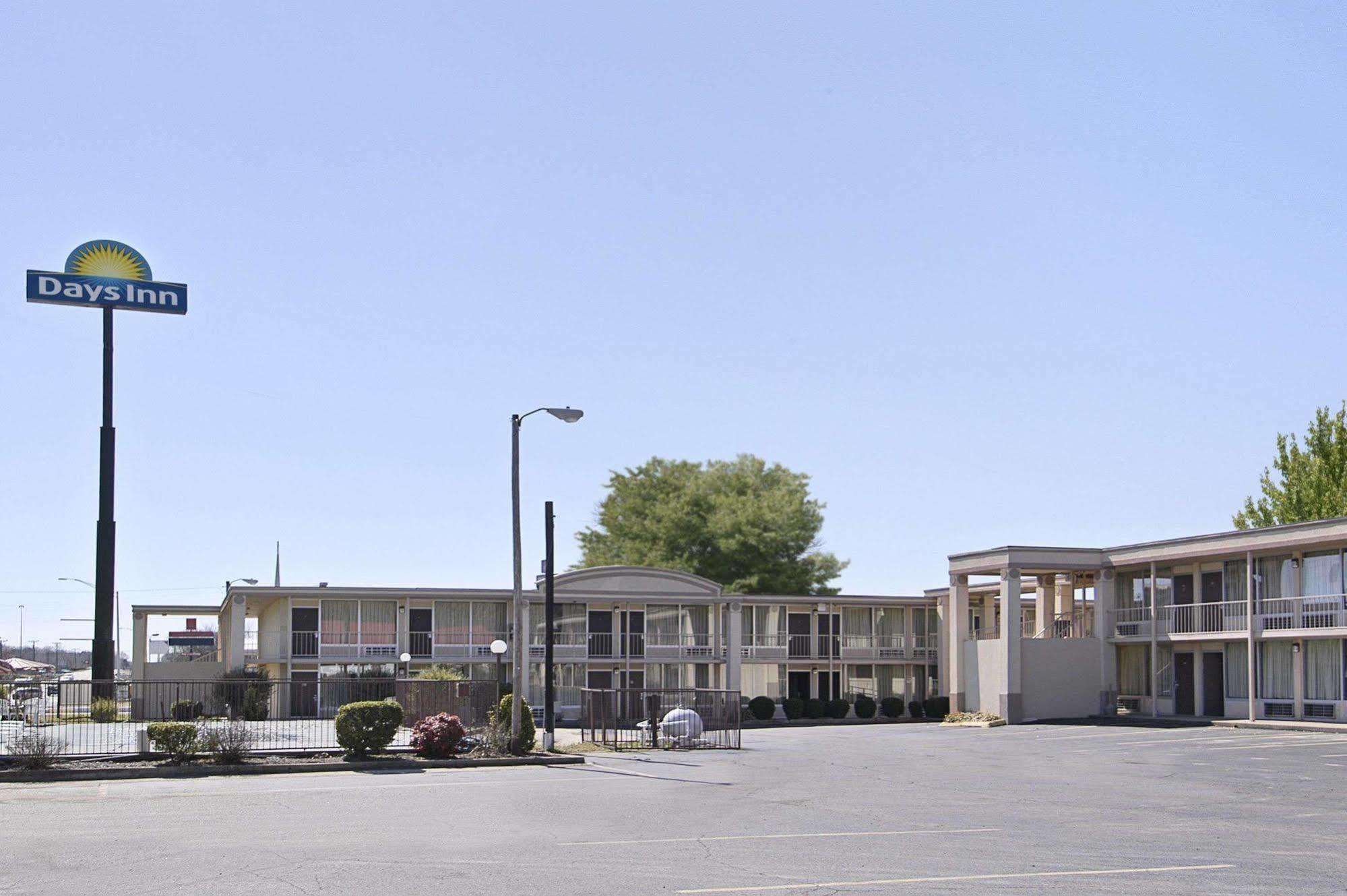Days Inn By Wyndham Hurricane Mills Εξωτερικό φωτογραφία